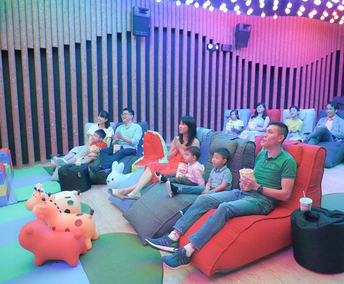 放映厅改变设计，吸引携带一家大小看电影的观众买票进场。（邵氏电影院）