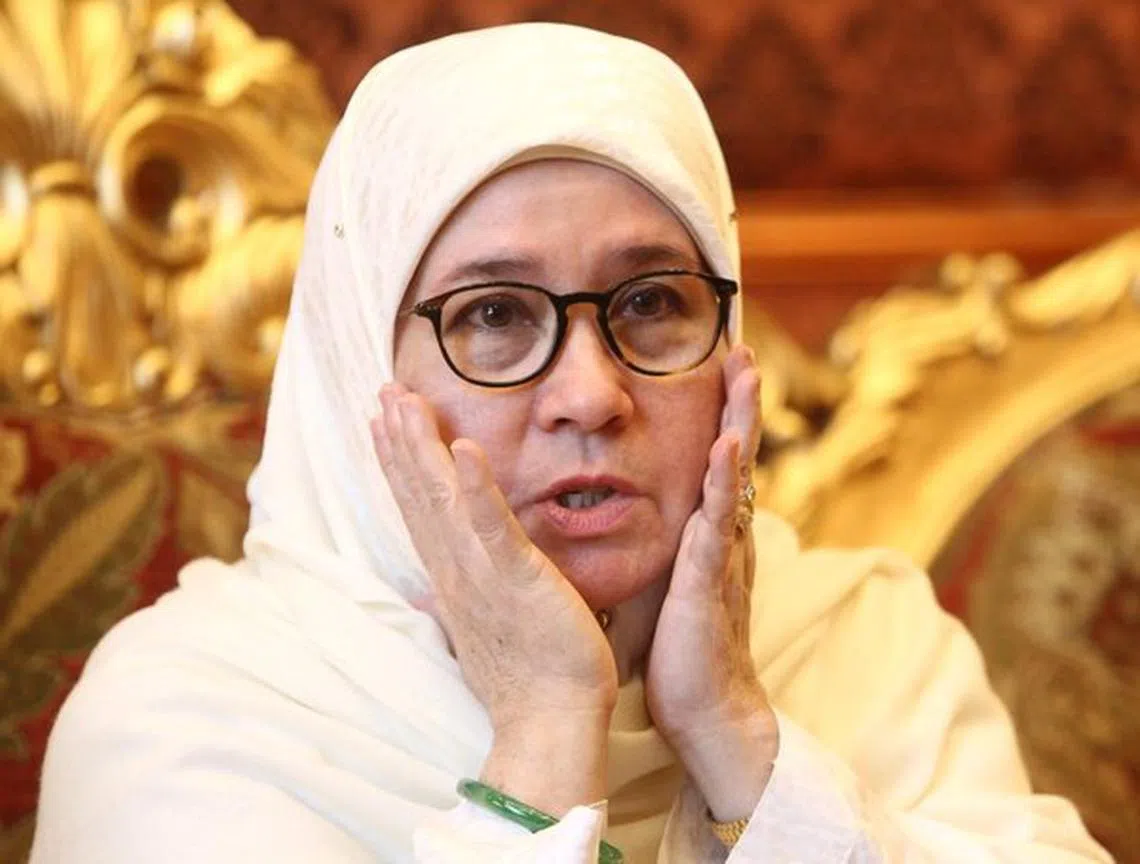 东姑阿兹莎说自己当年带上沈殿霞的眼镜就是一幅华人面孔。（星洲日报）