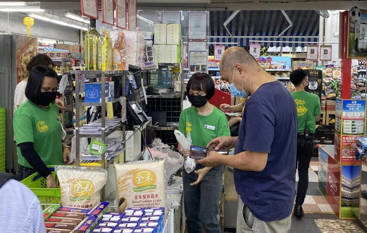 久站工作可能增加员工身体的负荷。（联合早报）