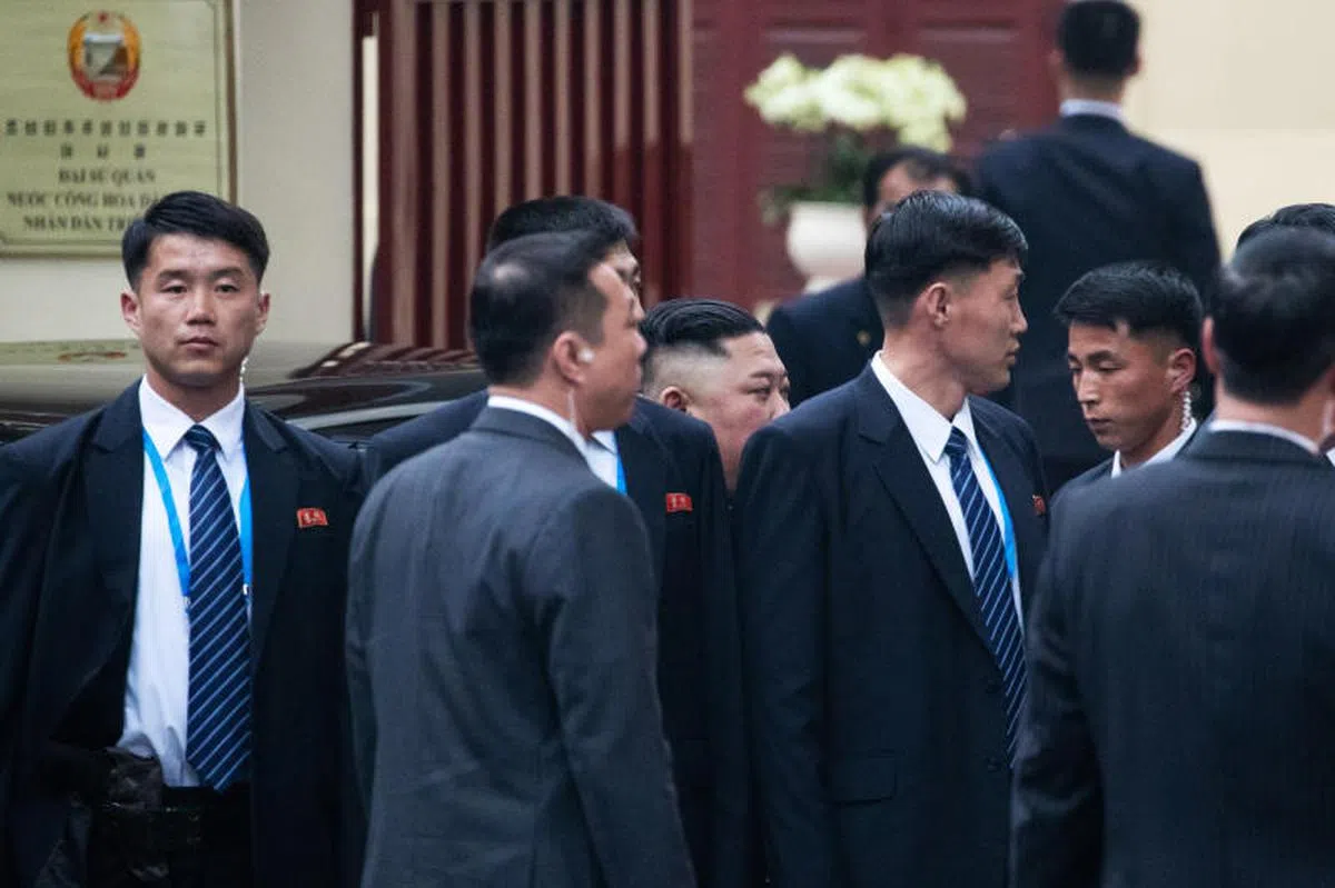  金正恩抵达朝鲜大使馆。（彭博社） 