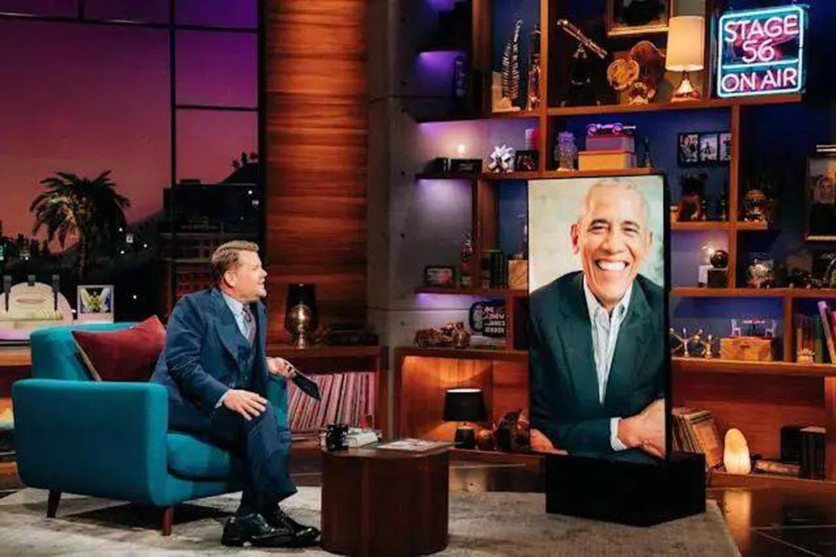  美国前总统奥巴马（右）在清谈节目深夜秀（The Late Late Show）上被问及UFO和外星人的问题。（哥伦比亚广播公司） 