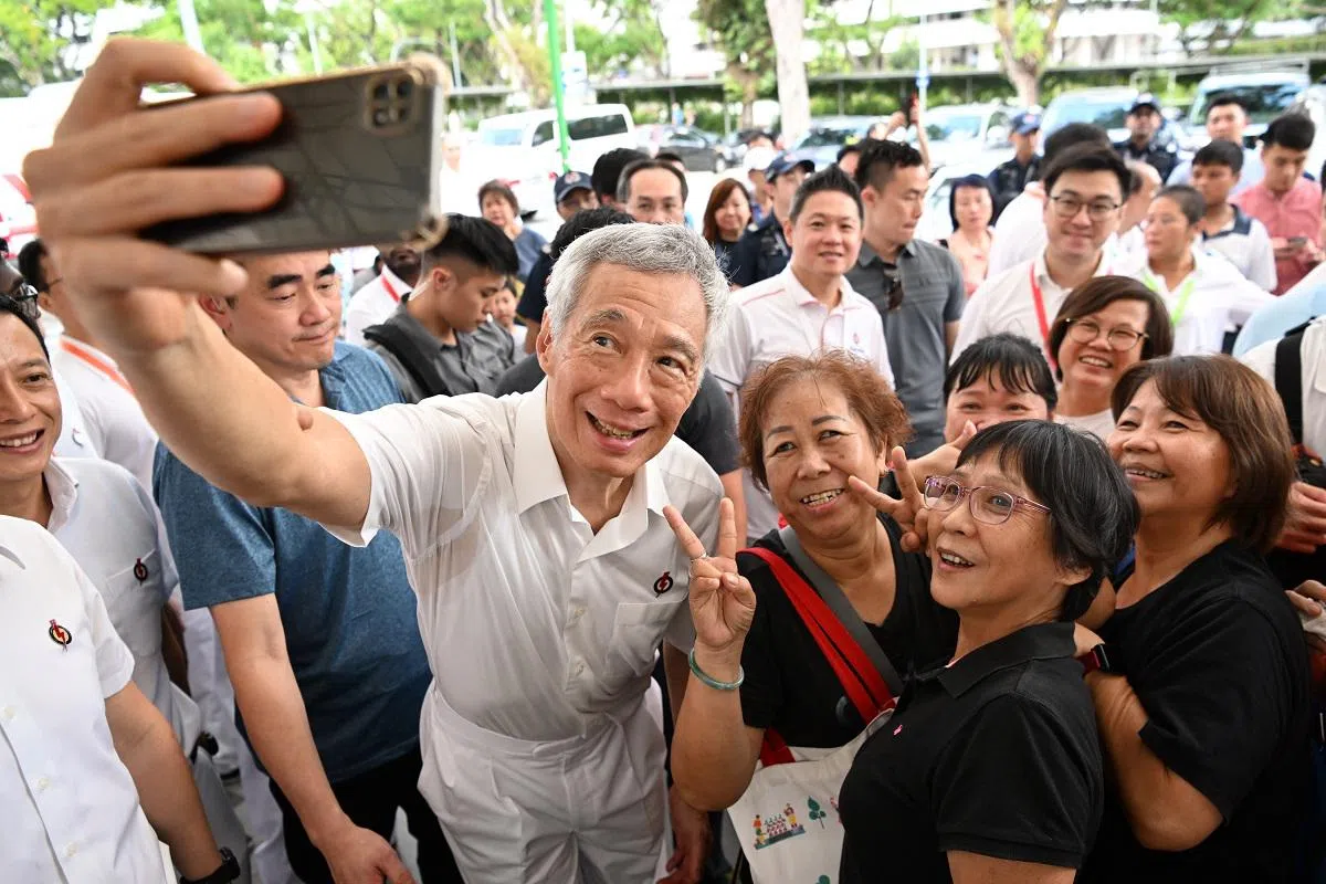 变成“老李”的小李，这一路来练就了一身精湛的自拍技术。（海峡时报）