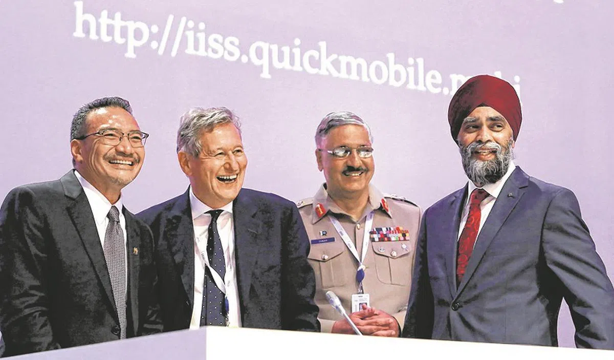  今年6月3日，马来西亚国防部长希山慕丁（左起）参加了由国际战略研究院院长奇普曼博士（John Chipman）主持的香格里拉对话（Shangri-La Dialogue）第三场全体大会。巴基斯坦总参谋长哈亚特（Zubair Mahmood Hayat）和加拿大防长沙贾安（Harjit Singh Sajjan）也在这场题为“亚太危机管理的新挑战”的论坛上发言。（联合早报） 