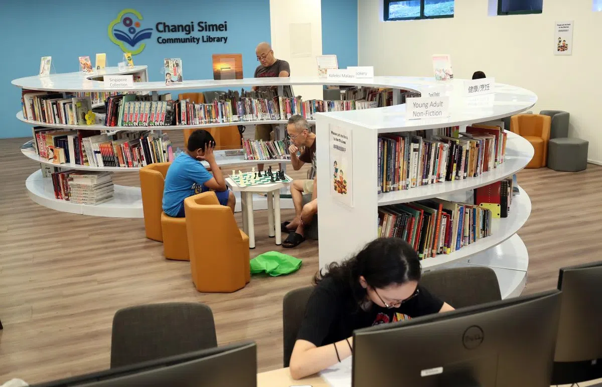  位于樟宜四美民众俱乐部内的樟宜四美社区图书馆阅读角落。（联合早报） 