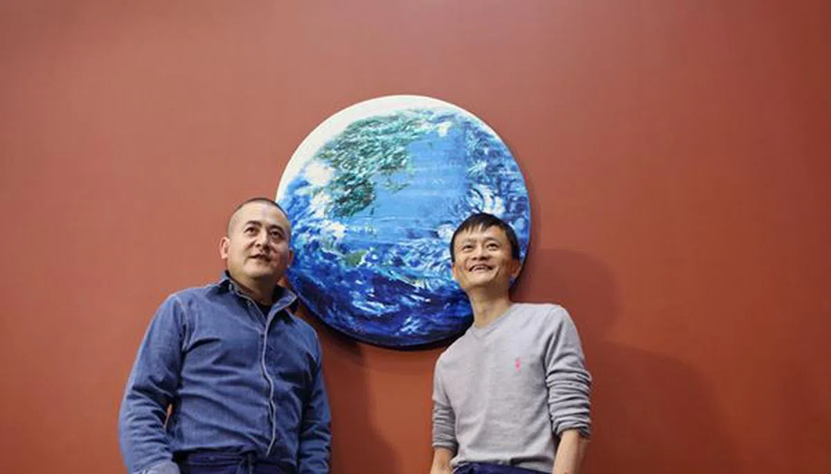  曾梵志与马云在2014年合作的作品《桃花源》前的合影。（互联网） 