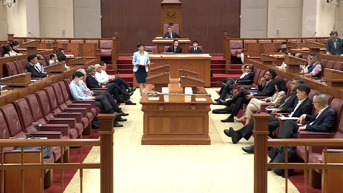 休会动议在晚上7点左右提出，李显龙总理（前排左二）和黄循财副总理（前排左一）以及国会反对党领袖毕丹星（前排右五）都在场聆听。（国会直播视频截图）