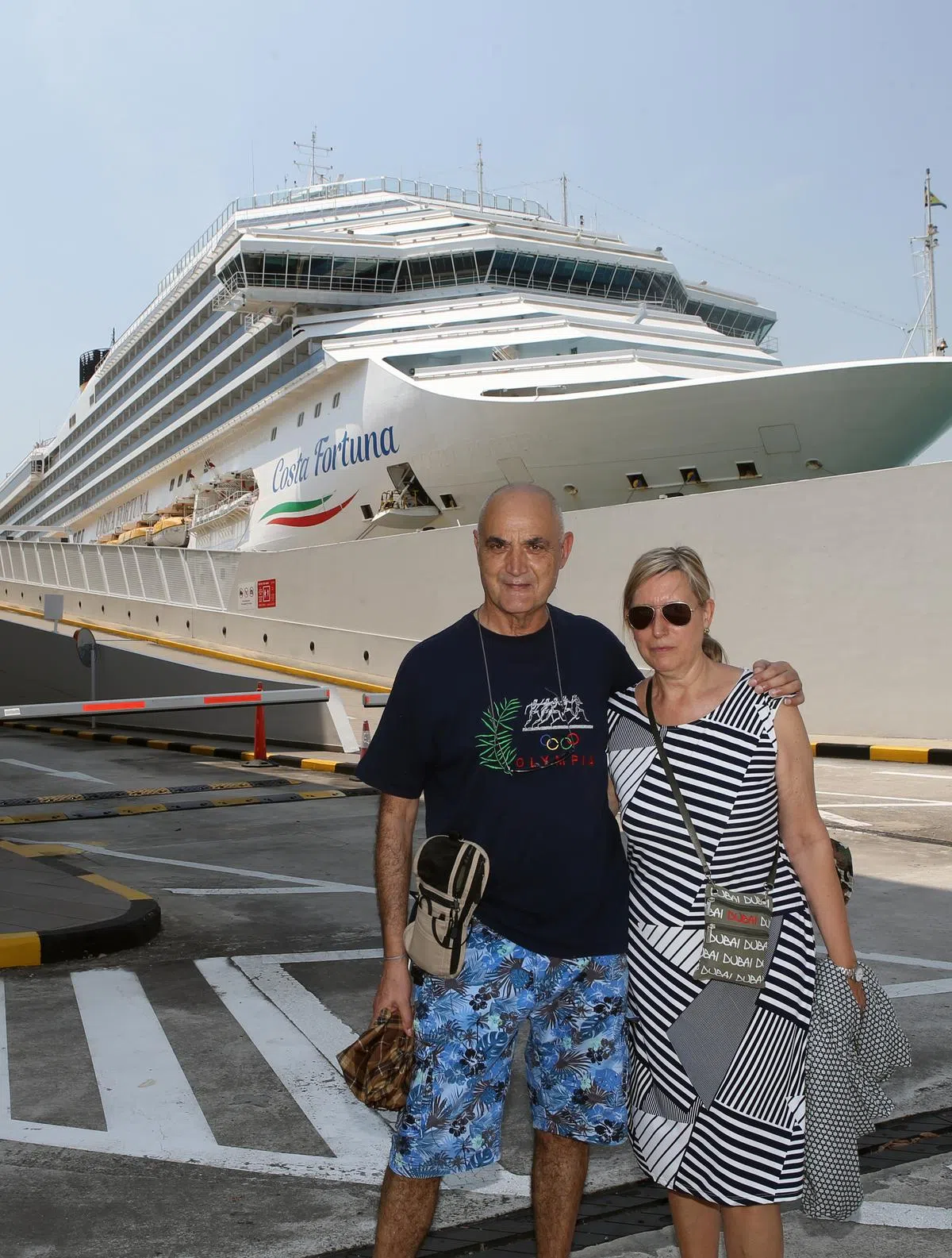  满心欢喜从巴塞罗那飞来新加坡乘搭游轮的旅客夫妇，最终只能在获知行程遭取消后，与游轮合照一张。（联合晚报） 