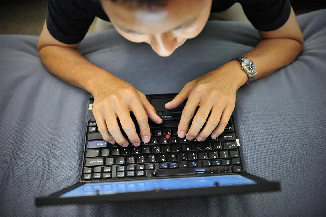 现在的学生原来可以付钱找人代笔做作业、写论文、完成毕业企划案，甚至替你进行线上考试。（海峡时报）