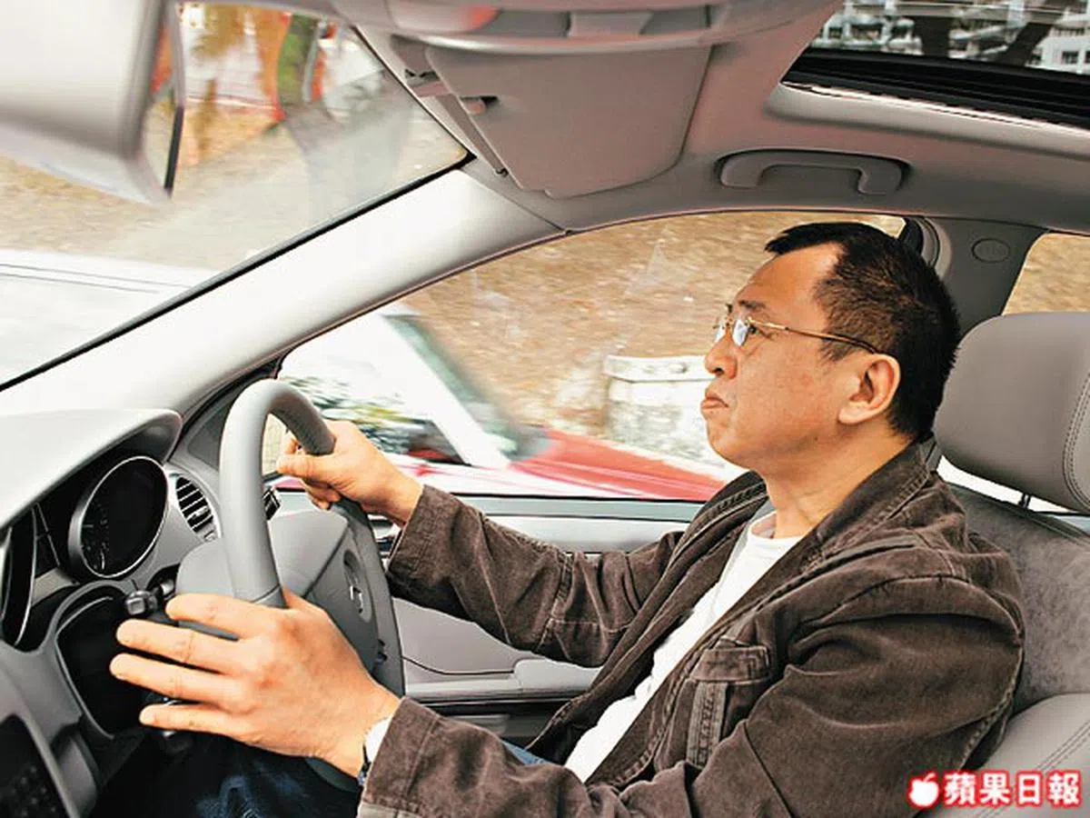  香港苹果日报曾邀请许绍雄试驾马赛地汽车，他对马赛地的了解可谓如数家珍。（香港苹果日报） 