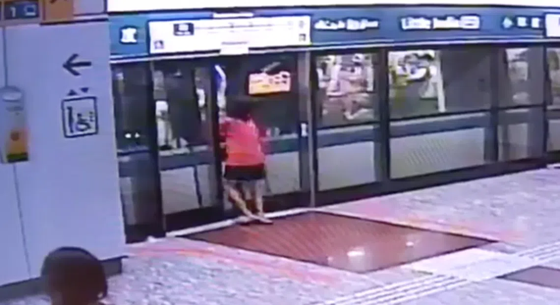 徒手掰开门的红衣阿嫂。（视频截图）