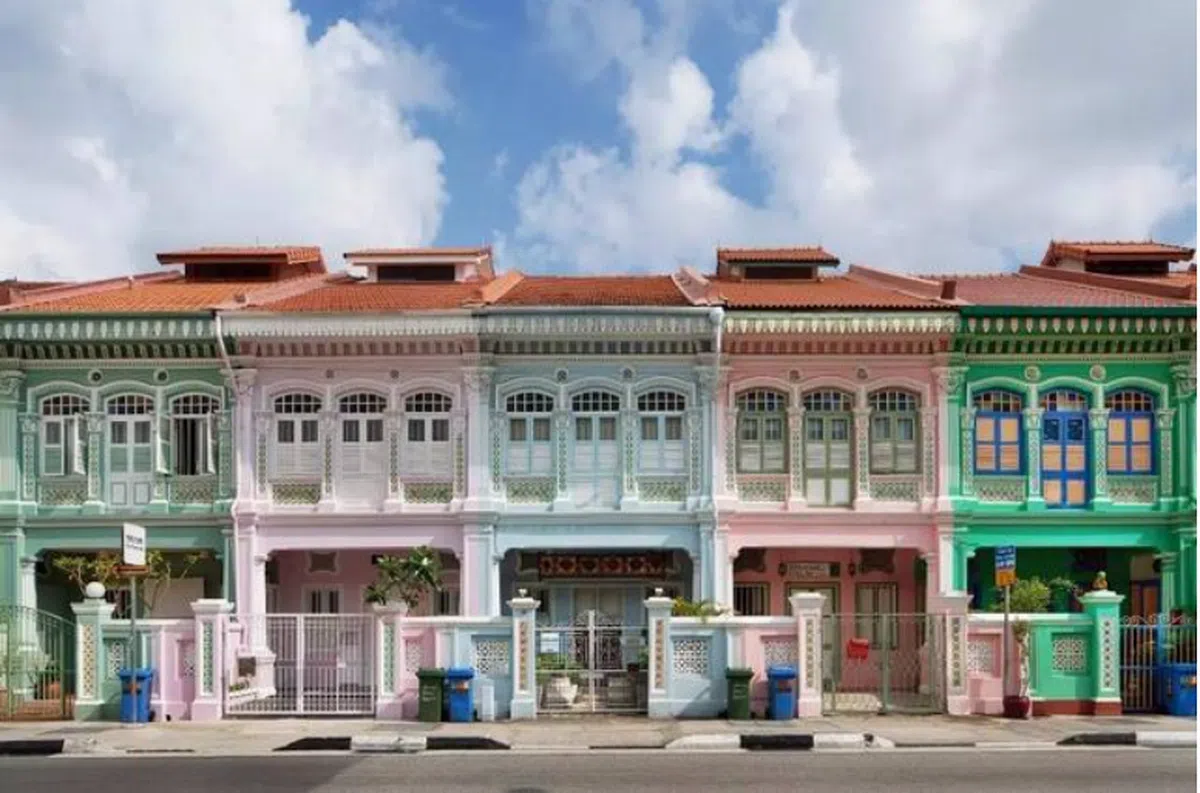  坤成路上整排土生华人住宅缤纷亮眼。（联合早报） 