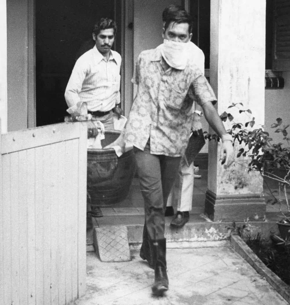 两名警探将装着死者残躯的陶瓮提出屋外。