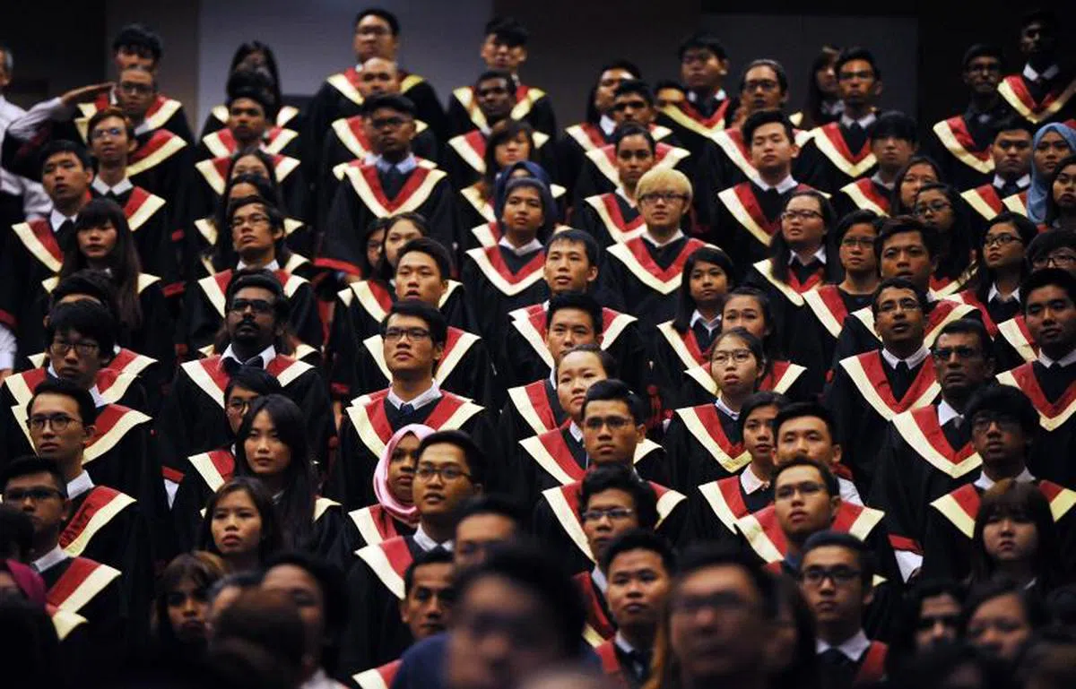  本地新进毕业生的就业前景的挑战艰巨。图为工艺学院的毕业典礼。（海峡时报） 