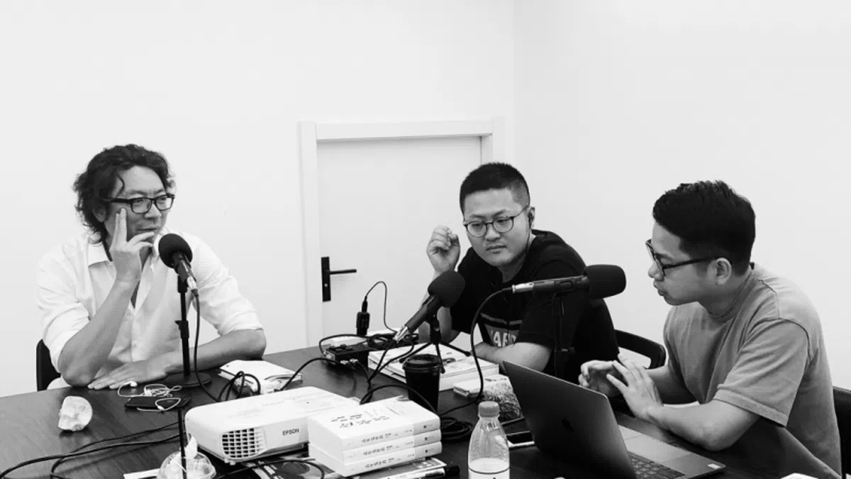  《忽左忽右》是Justpod旗下的招牌播客节目，图为杨一（中）在录制现场。（互联网） 