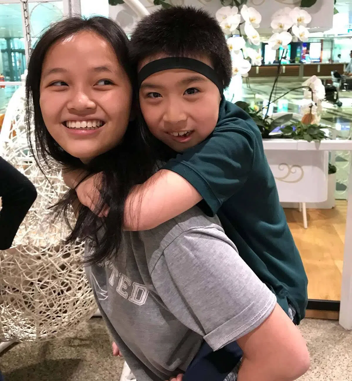  姐姐Elliana与科元。（亚洲新闻台） 