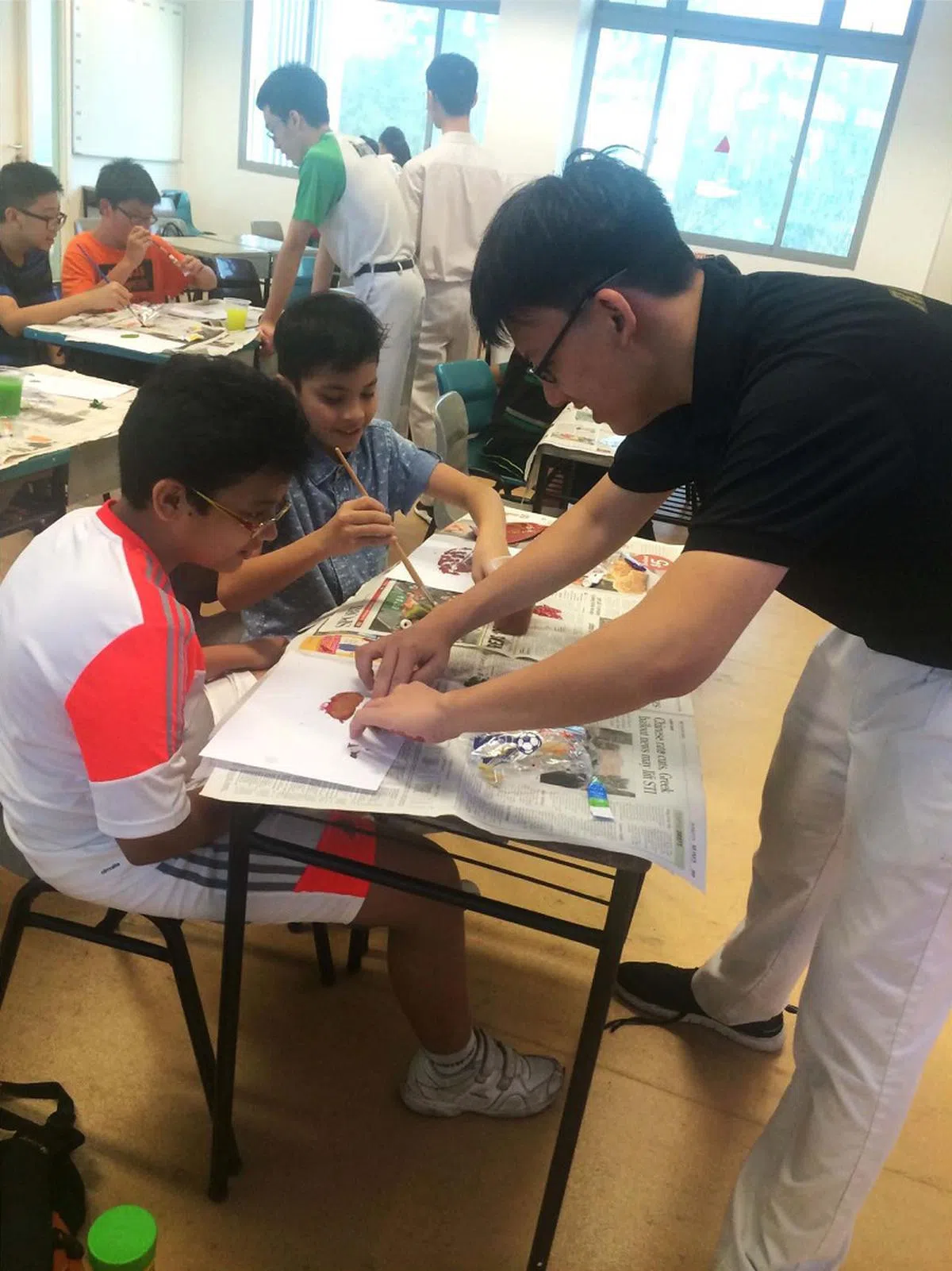  莱佛士书院过去几年为表现优异且有经济需要的小学生提供奖学金。这些小学生也有机会到莱院，在莱院学生指导下参与活动。（莱佛士书院提供） 