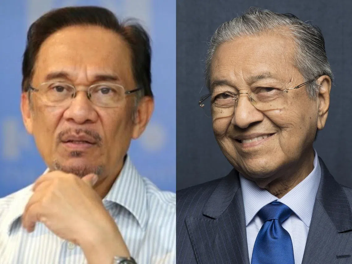 马哈迪（右）承诺交棒安华（左），但确切时间未定。（李国豪制图）