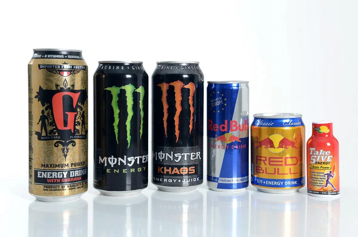 新加坡售卖的能量饮料品牌，包括Monster Energy和红牛。（海峡时报）