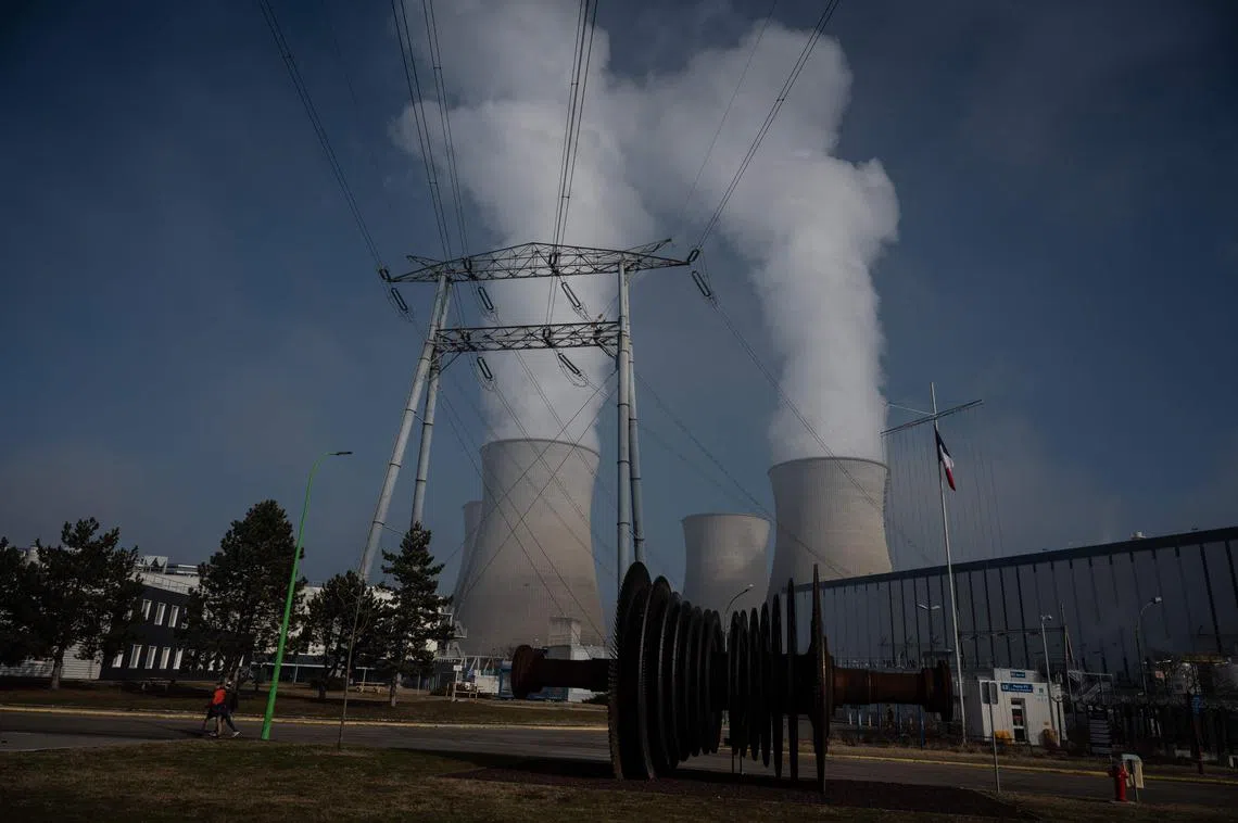 能源市场管理局委任的委员会提出报告称，核能发电可能在未来成为新加坡的发电选项之一。图为位于法国中部的一座核电厂。（法新社）