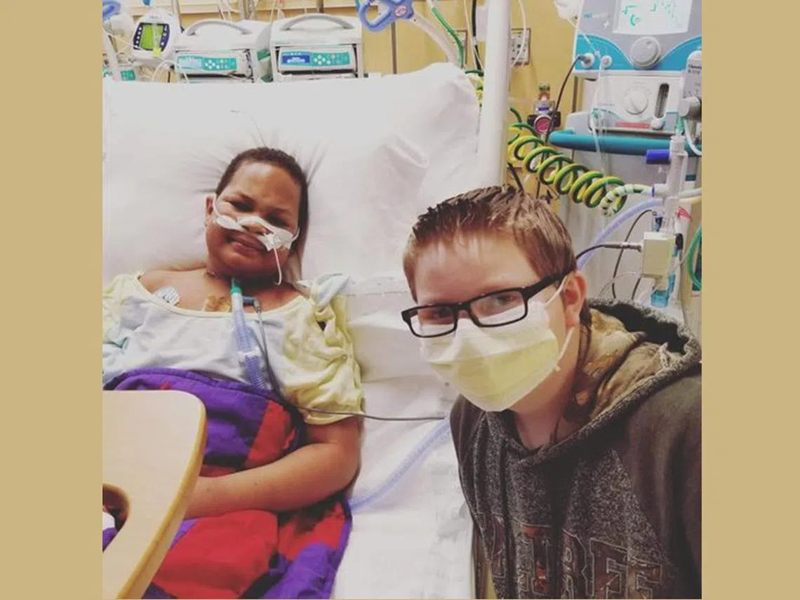 接受频密治疗的KJ心情非常低落。医生们于是破例让凯乐进入重症病房，因为他们觉得KJ应该会很需要自己最要好的朋友在身旁为他打气。（凯乐母亲Kristy拍摄）