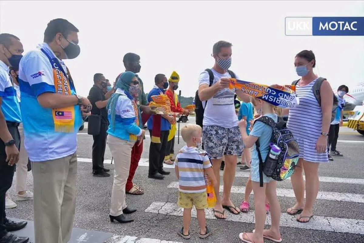 一些相信是旅居马国的外国人也造访了重新开放的浮罗交怡。（东方日报）