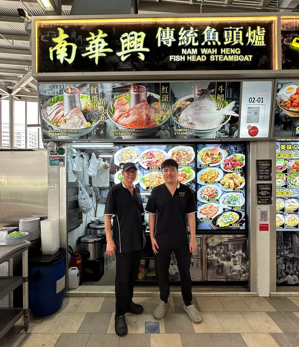 这个鱼头炉摊位虽然用上了“纯文字”招牌，照片却几乎贴满了整个门面。