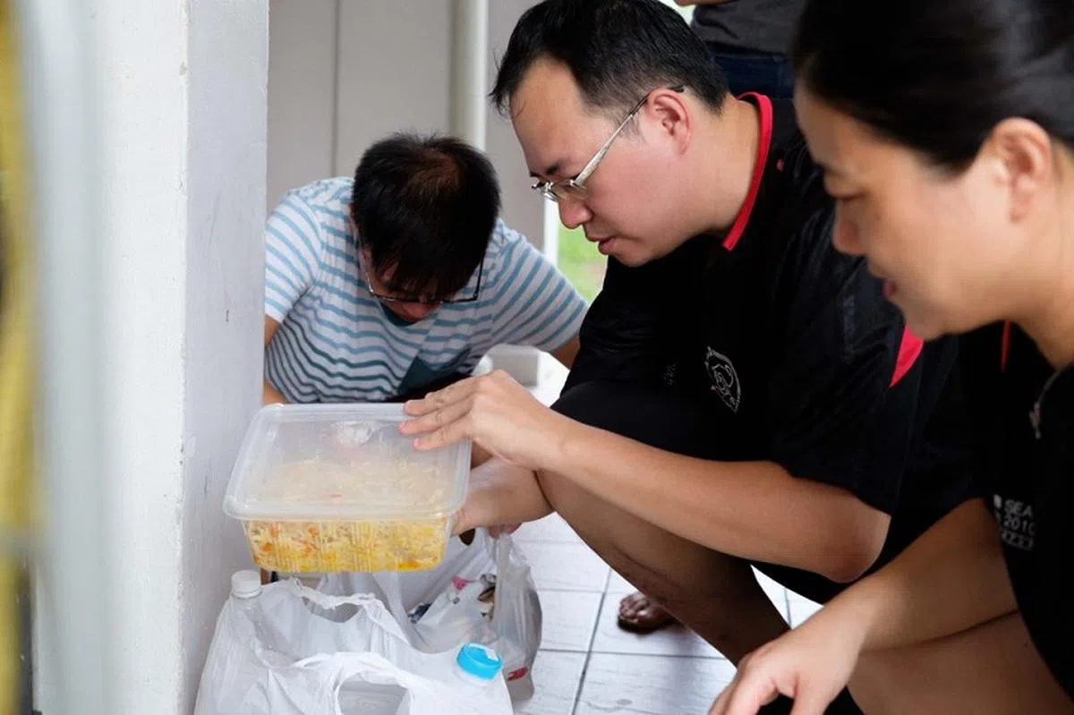  郑春林在检查吃剩的炒饭。（Rice Media） 