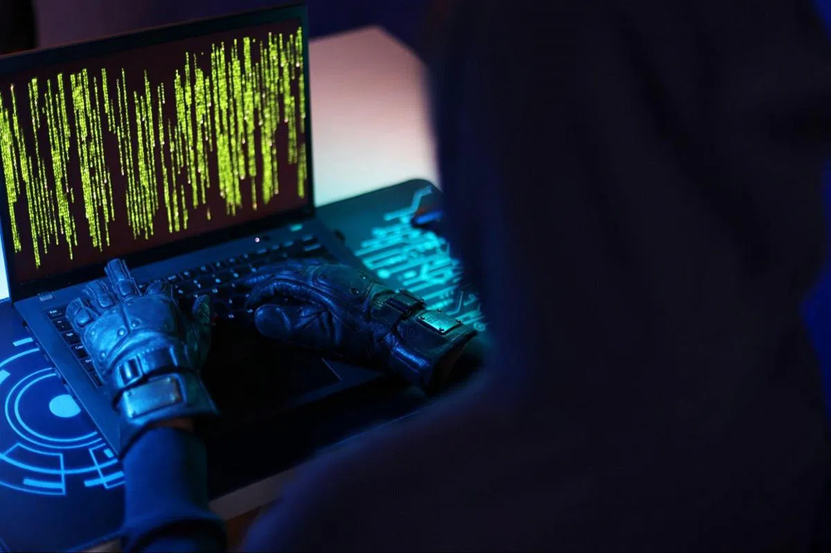 受害者一旦安装恶意软件，就陷入了遭骗子远端诈取钱财的风险之中。（联合早报示意图）