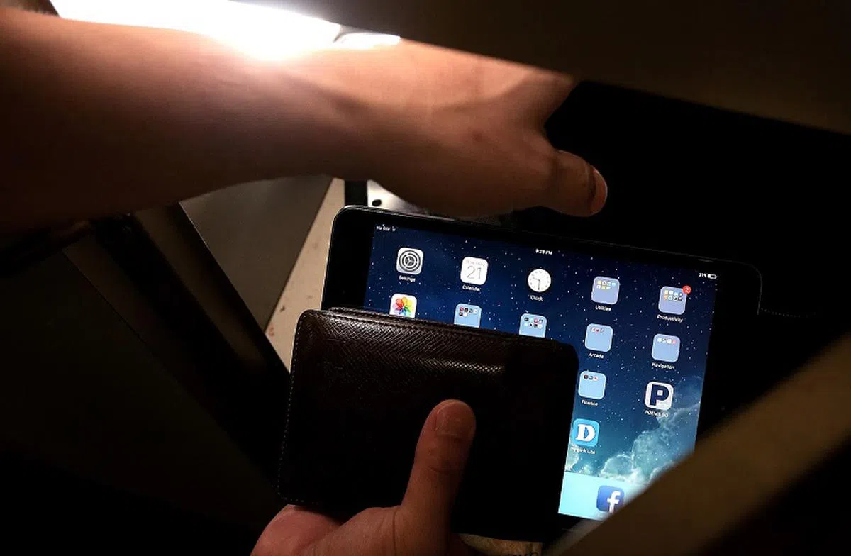 新加坡警方在2012年当年接获了43起机上盗窃的报案，隔年案件数量略增至57起。（新报示意图）