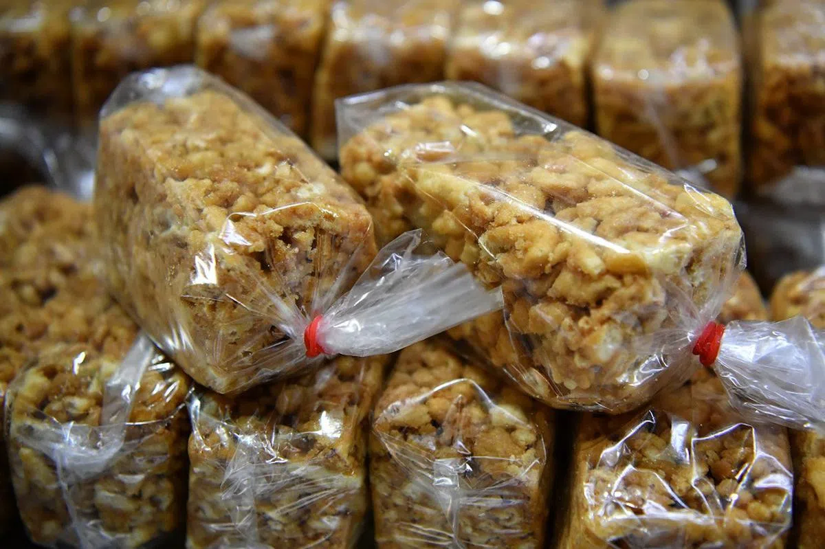 口感酥脆的沙琪玛，制作过程繁琐又耗时，在新加坡已经不多见。（海峡时报）