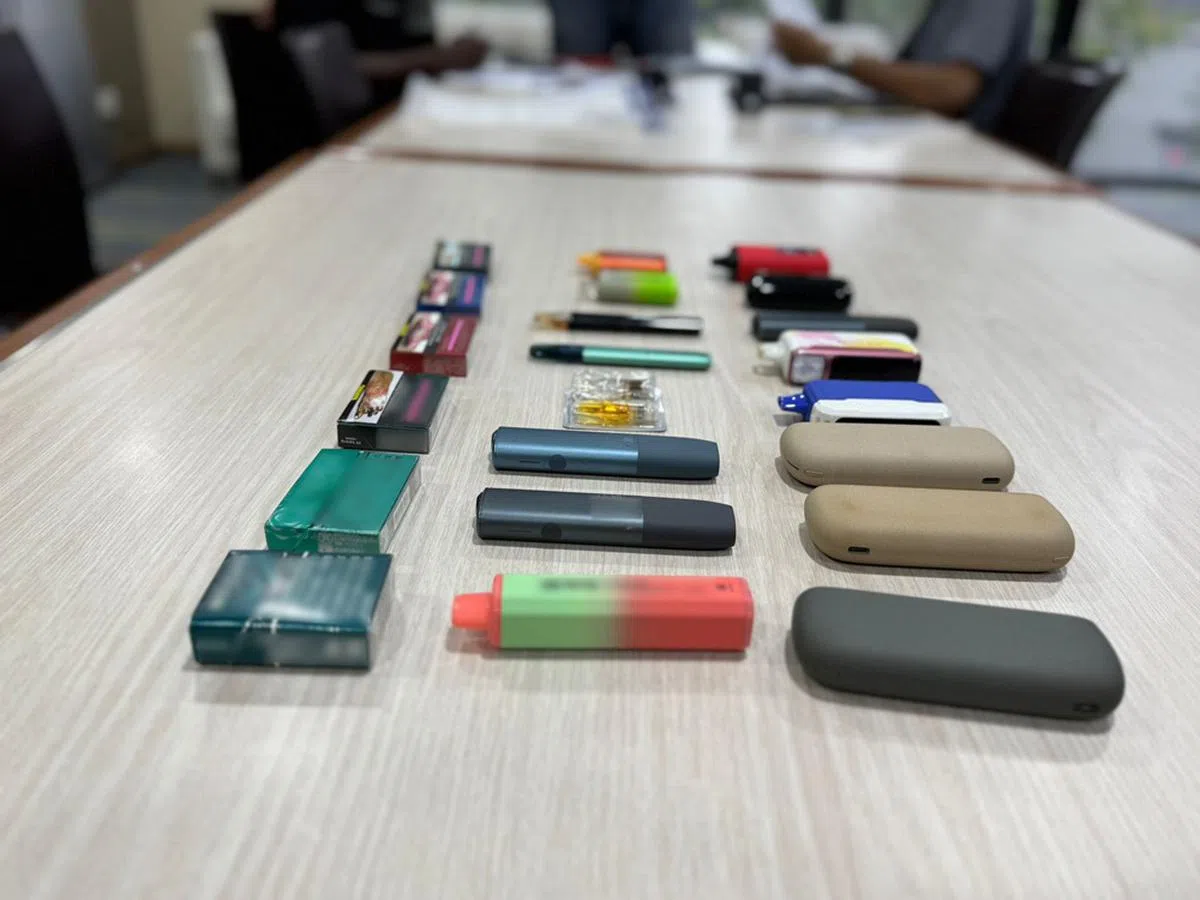 卫生科学局于8月19日和20日在莱佛士坊和哈芝巷等公共场所展开执法行动，18名年龄介于24岁至48岁的男女吸食电子烟被捉，并当场罚款。执法人员一共起获82个电子烟和相关配件。（卫生科学局提供）