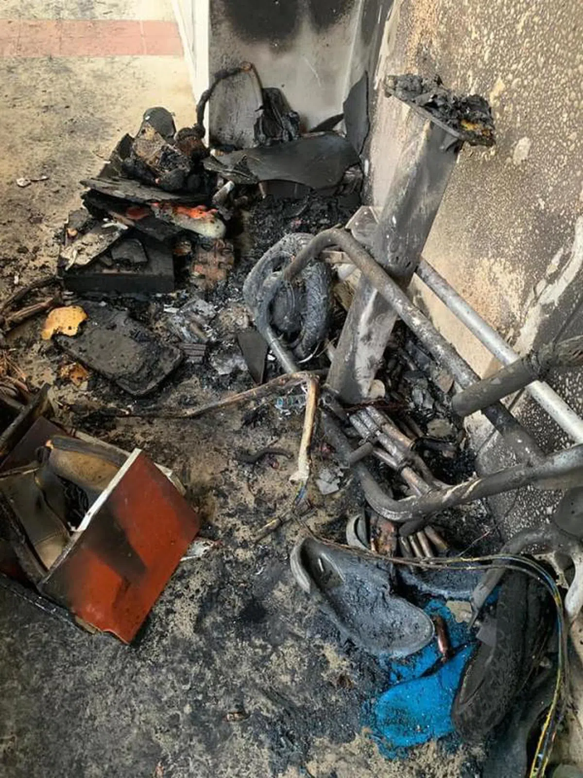  后港91街第927座组屋昨天（5日）发生一起电动踏板车在走廊充电起火事件。（SCDF面簿） 