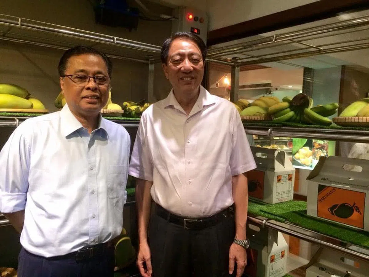  新马两国同意委任国务资政兼国家安全统筹部长张志贤（右）和马来西亚高级政务部长依斯迈沙比里（左）一同协调应对冠病疫情。（张志贤面簿） 