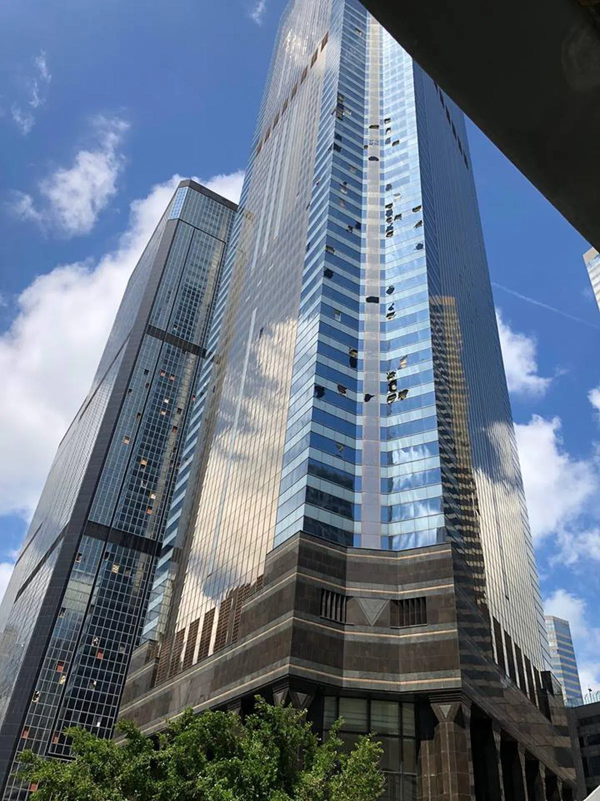  放晴了，许多香港写字楼都“漏风”了。（卢丽珊摄） 