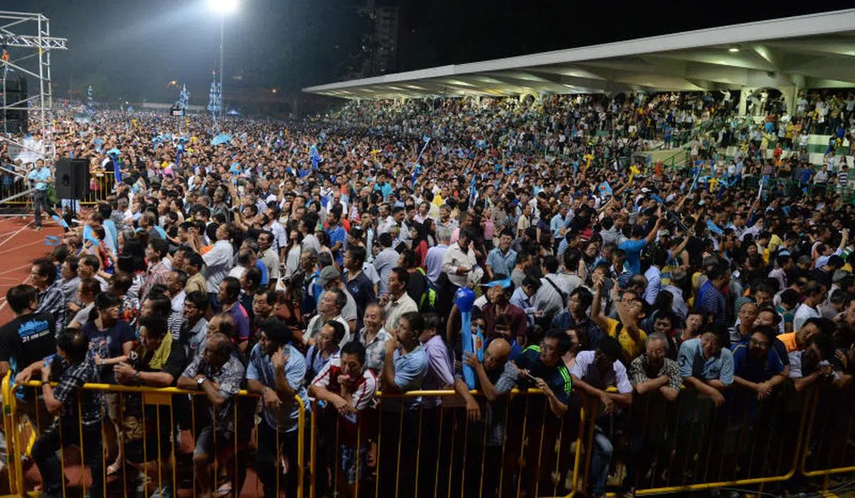 2015年大选工人党群众大会。工人党于9月9日在勿洛体育场举行东海岸集选区群众大会。群众大会现场来了大批来自不同地区的群众，把体育场挤得水泄不通。（联合晚报）