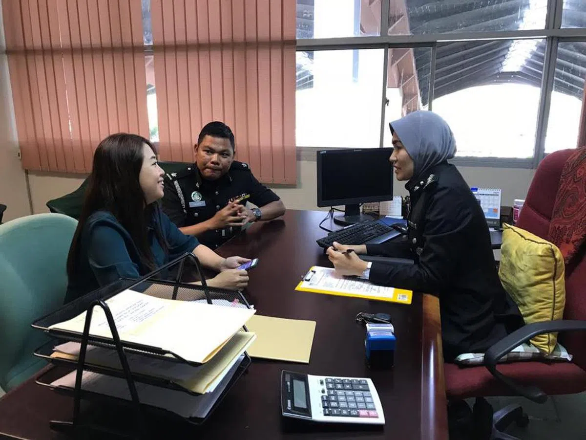 柔佛州行政议员廖彩彤在“广场舞”事件闹大后向马国移民厅当局了解情况。（图 / 廖彩彤面簿） 