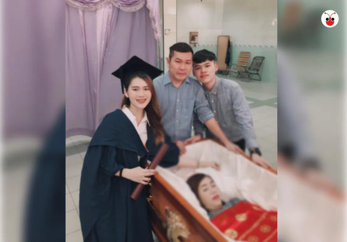 佳欢与家人在母亲灵柩前拍下“毕业全家福”。（Jia Huan面簿／叶安琪制图）