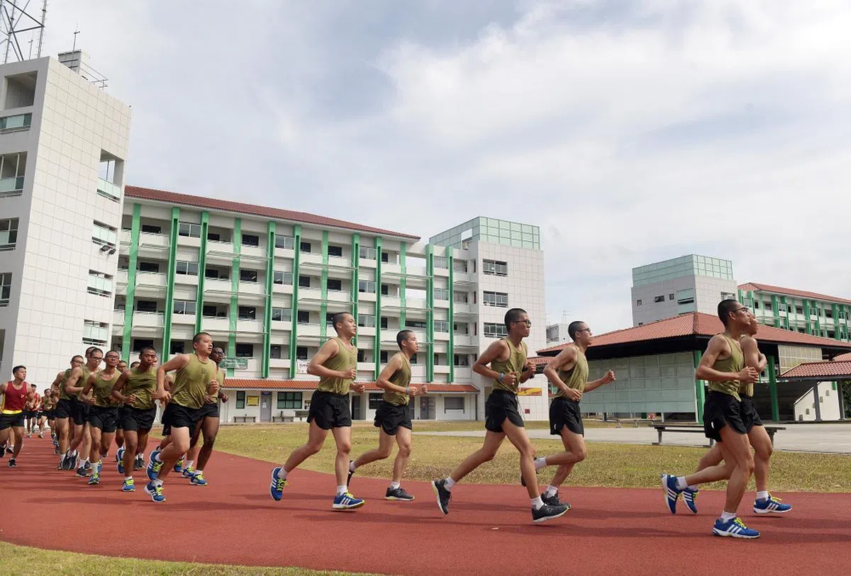 有年轻选民认为，应该把投票年龄降低到18岁，让国民服役人员也能投票。（海峡时报）