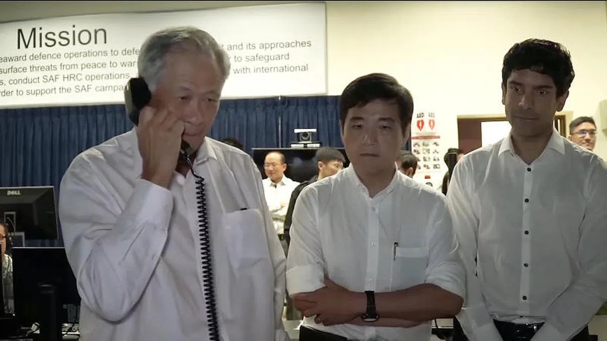  维文称，有些事不是外长能说的，他建议国会议员去问问国防部长黄永宏（左一）。（黄永宏面簿） 