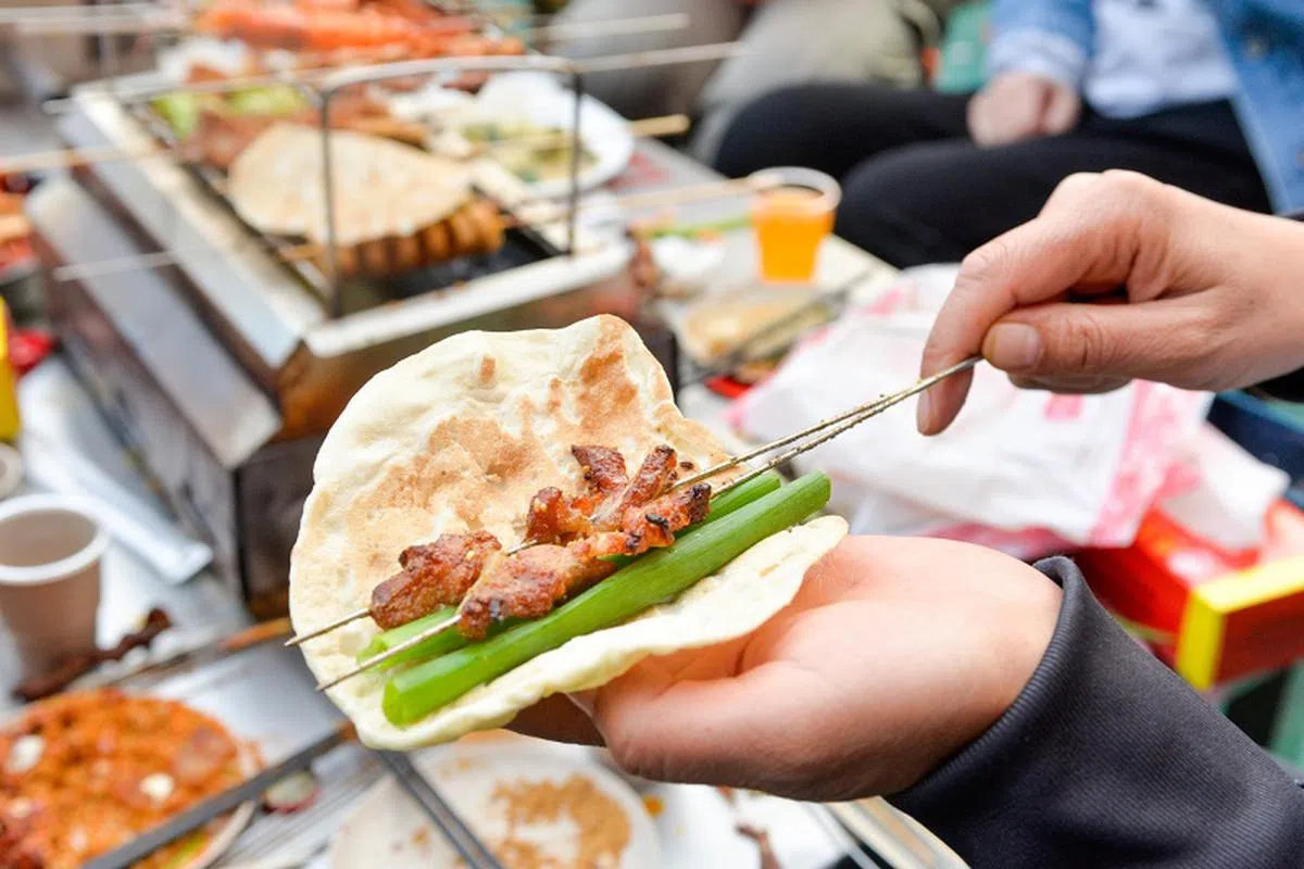 到淄博吃烤串，成了许多中国人境内旅游的首选。（互联网）