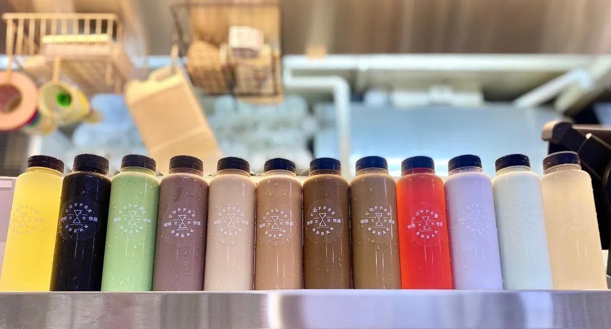  咖啡快座以不同口味来诠释传统的咖啡和奶茶。（咖啡快座面簿） 