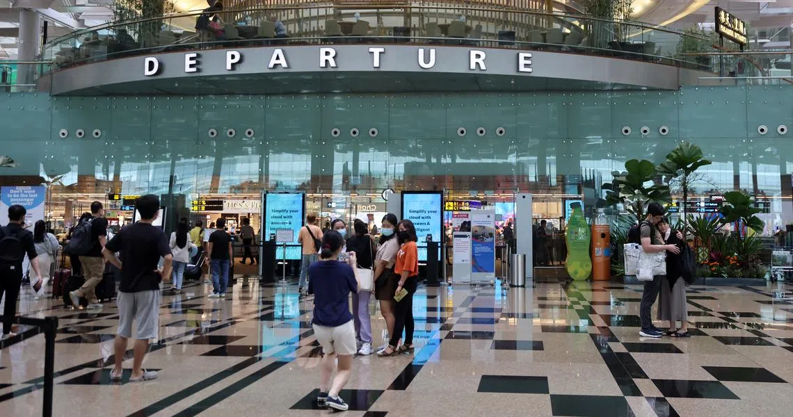 出国在外，最好买个旅游险傍身。（联合早报）