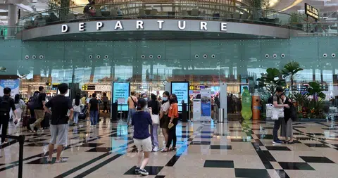 出国在外，最好买个旅游险傍身。（联合早报）