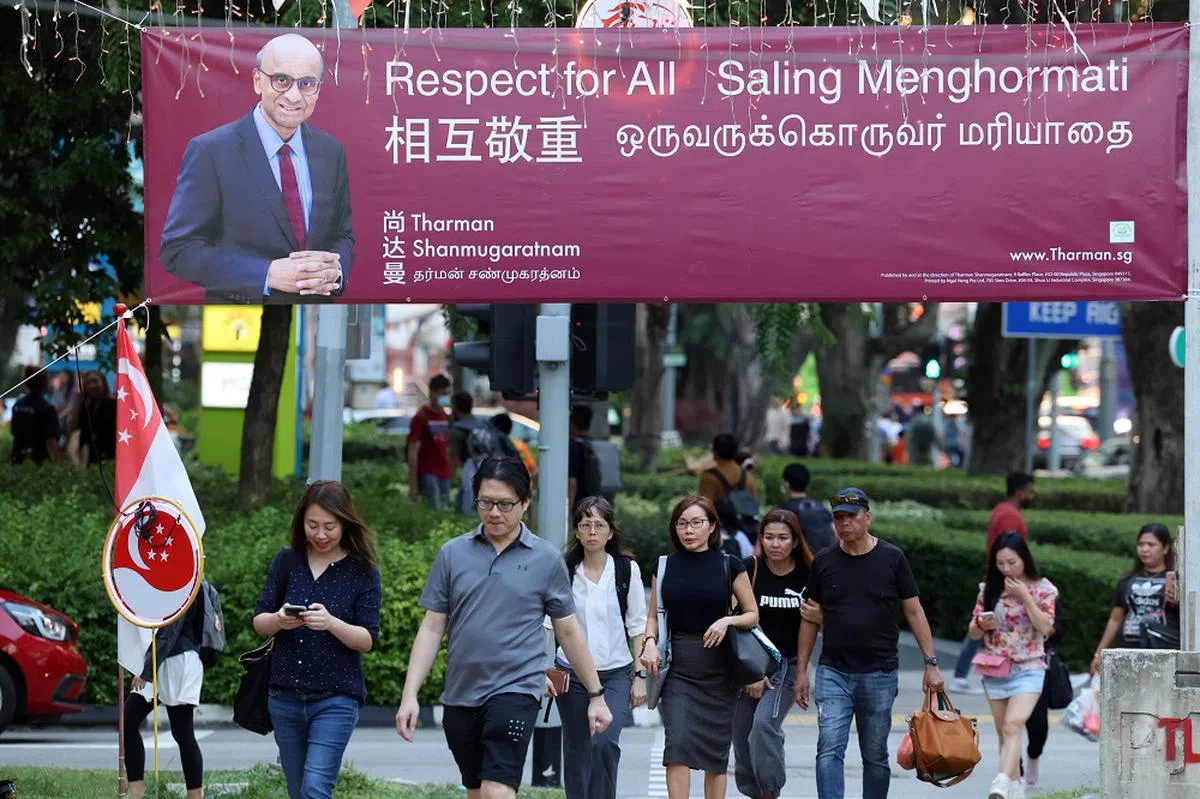 今年8月22日，总统选举提名日一结束，尚达曼率先在全岛挂上竞选布条。（联合早报）