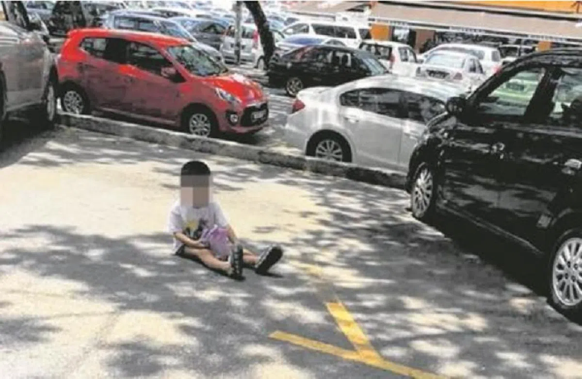  民众路过该处发现该名小孩后，本以为后者与母亲失散，没想到小孩竟表示是母亲让他在该处霸占停车位。（联合晚报） 