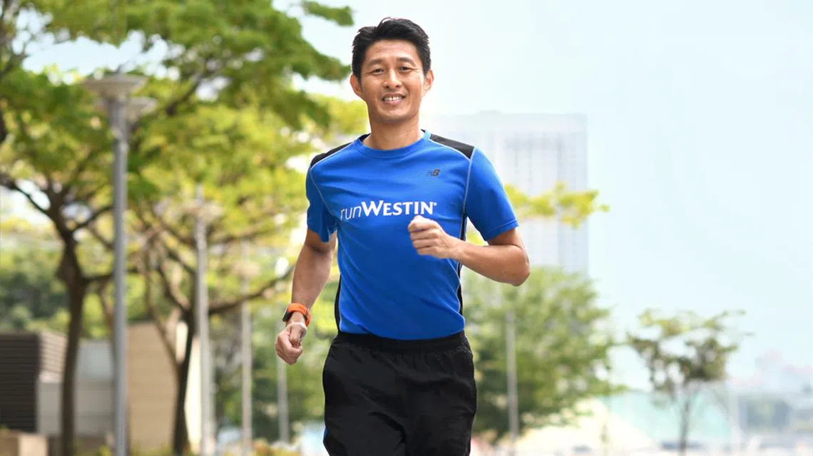 詹修权在威斯汀酒店当跑步礼宾员已经10年。(Westin Singapore）