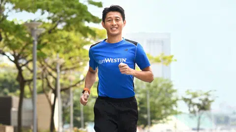 詹修权在威斯汀酒店当跑步礼宾员已经10年。(Westin Singapore）