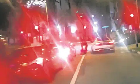 涉案司机在2017年逆向驾驶，险酿车祸的一幕。（视频截图）