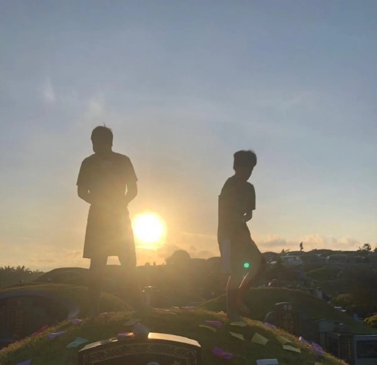  2020年清明节，我们和太阳一样早到爸爸的新坟拜祭。在马国封关前完美表达我们对他的思念。（作者提供） 