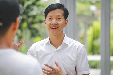 吉宝岸外与海事总经理林绍权在6月24日作为第一批准候选人正式亮相后，立即引来国民服役期间的同袍、造船厂前同事、新加坡理工学院同学，甚至是邻居，异口同声在面簿发贴文炮轰他。（人民行动党提供）